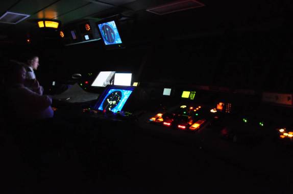 Nosso capitão observa os instrumentos da sala de controles do Sea Spirit, um dia antes de chegarmos às Ilhas Malvinas